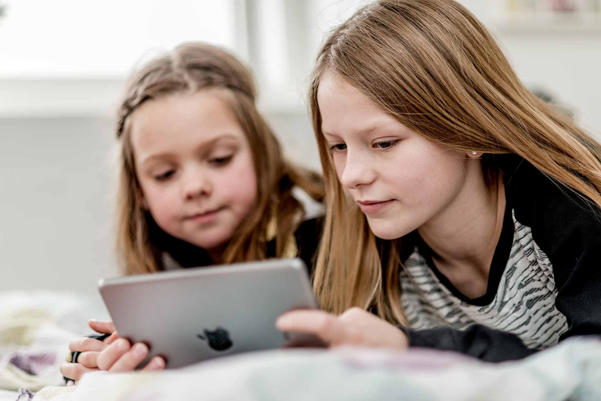 Børn der ser på en Ipad - Thy-Mors Energi